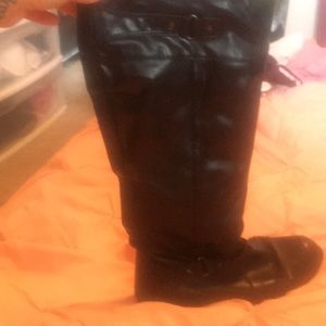 Leather cuffed up black boots